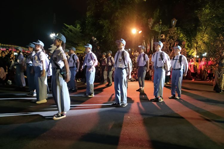 Peserta Karnaval Merdeka Belajar (siswa SMA) saat tampil di Jalan Marga Mulya (Malioboro Selatan) menuju Titik Nol Km Jogja, Minggu (28/5/2023) malam.