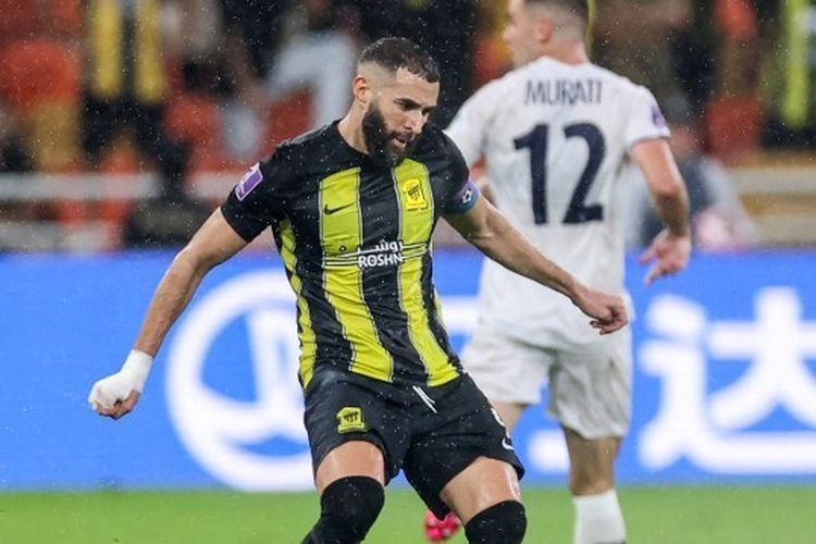 Penyerang Al Ittihad, Karim Benzema, tengah melakukan operan dalam putaran pertama Piala Dunia Antarklub 2023 antara Al Ittihad vs Auckland City di Stadion King Abdullah Sports City pada 12 Desember 2023.