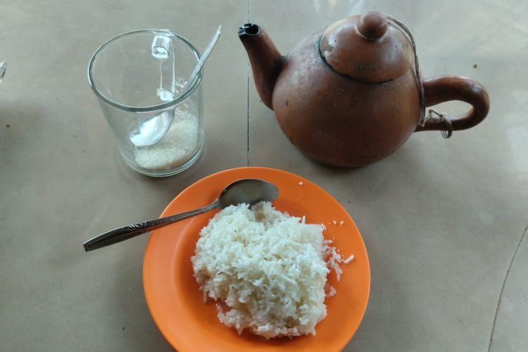 Ketan Susu Kemayoran yang disajikan dengan teh poci, Kemayoran, Jakarta Pusat, Senin (19/9/2022)