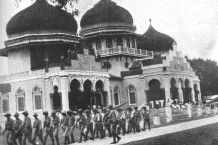 Pasukan Garuda Kekaisaran Jepang berbaris melewati Masjid Raya Baiturrahman.