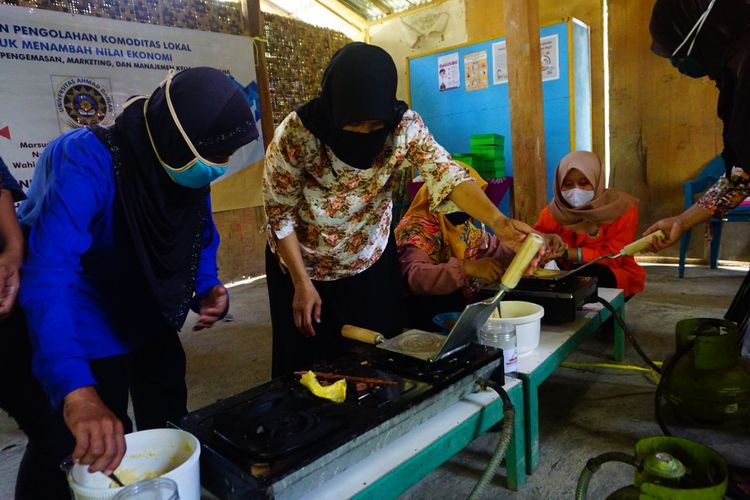 Para dosen di Universitas Ahmad Dahlan memberikan pelatihan tentang meningkatkan nilai ekonomi kelapa di Kabupaten Kulon Progo.