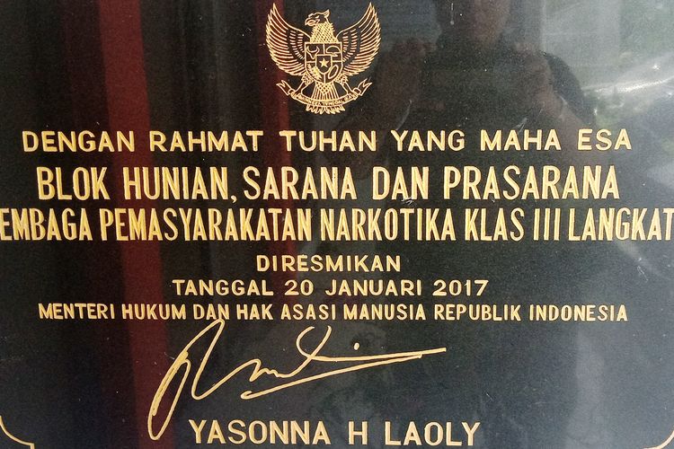 Setelah meresmikan, Menkumham Yasonna Hamonangan Laoly mencopot jabatan Kalapas Klas III Narkotika Langkat Bakhtiar Sitepu usai kerusuhan 16 Mei 2019 lalu 