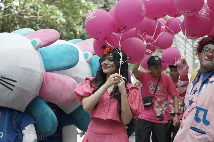 Davina Karamoy membagikan balon-balon kepada warga sekitar.