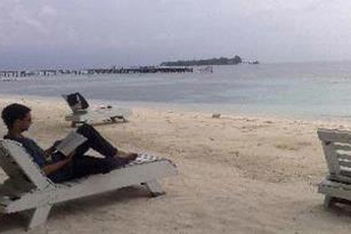 Pulau Sepa di gugusan Kepulauan Seribu, Jakarta Utara, merupakan mutiara yang terpendam. Pasir putih dan lautnya yang jernih membuat banyak wisatawan mancanegara mengagumi keindahan alam dan bawah laut pulau ini. Sayangnya, dukungan pemerintah sangat minim.