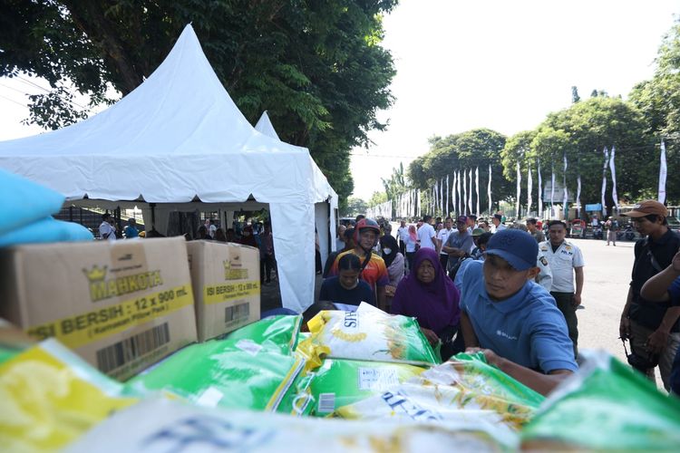 Operasi pasar tekan kenaikan harga beras di Banyuwangi. Pemkab Banyuwangi gelontorkan 10 ton beras setiap hari.