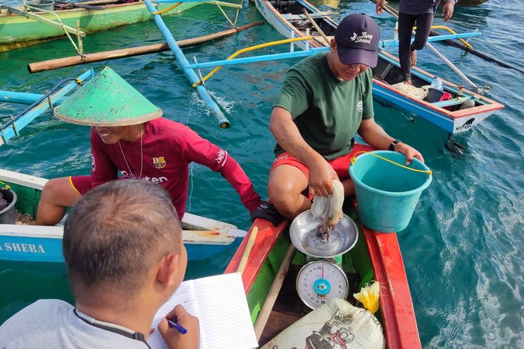 Nelayan dampingan Yayasan Pesisir Lestari tengah beraktivitas di laut.