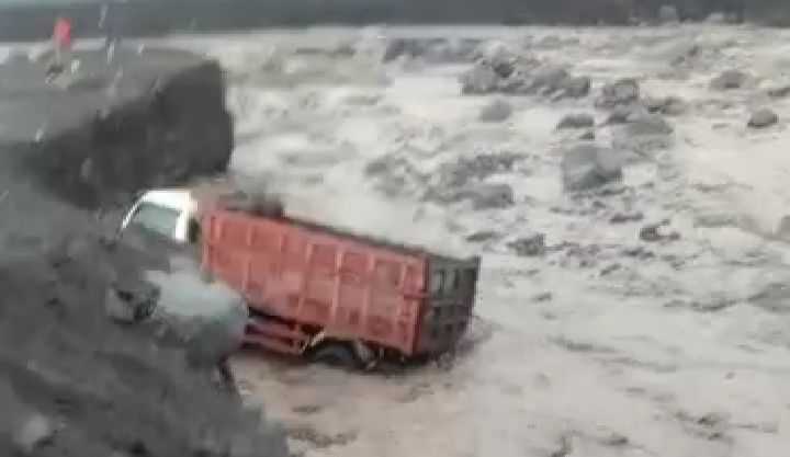 As Roda Patah Saat Melintasi Sungai, Truk Pasir di Lumajang Terjebak Lahar Dingin Semeru 