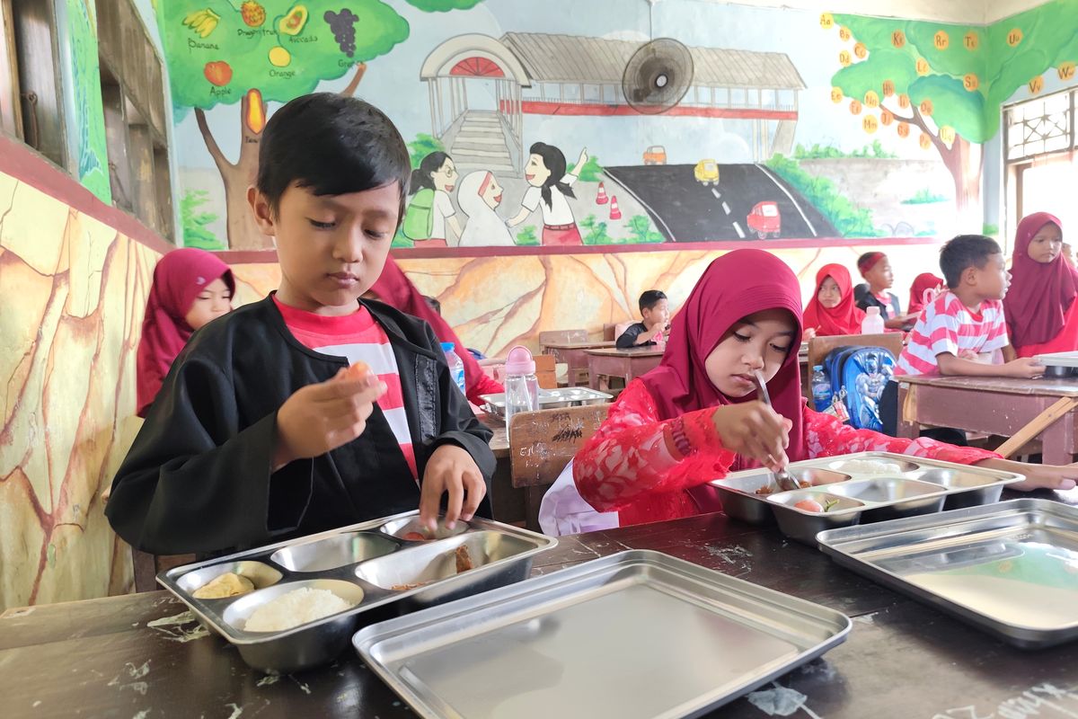 Siswa SDN Mlajah 2 saat mengkonsumsi MBG, Rabu (24/9/2025). 
