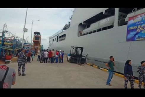 Kapal Perang KRI Makassar Angkut 20 Truk BBM dan  Sembako Tiba di Karimunjawa, Ini Kata Warga