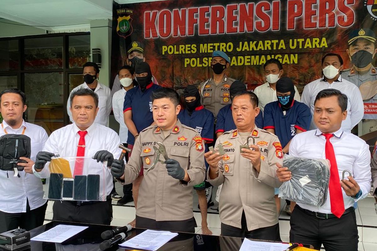 Konferensi pers di Mapolsek Pademangan pada Senin (10/10/2022) mengungkapkan aksi pencurian yang dilakukan kawanan perampok. Korban disebut mengalami kerugian hingga ratusan juta rupiah. 