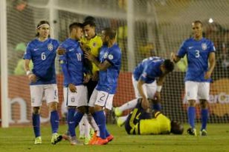 Pemain Brasil, Neymar (kedua kiri) beradu argumen dengan pemain Kolombia Jeison Murillo (tengah kiri) setelah Neymar melempar bola ke pemain Kolombia Pablo Armero (belakang), di pertandingan Grup C Copa America di Stadion Monumental, Santiago, Chili, 17 Juni 2015. Neymar diberi kartu merah