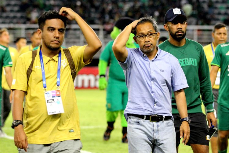 Manajer Persebaya Surabaya Yahya Alkatiri dan pelatih Aji Santoso kompak memegangi kepala seusai pertandingan pekan ke-8 BRI Liga 1 2022-2023 yang berakhir dengan skor 0-1 di Stadion Gelora Bung Tomo Surabaya, Jumat (2/9/2022) sore. Ini menjadi kekalahan perdana tim berjuluk Bajul Ijo di kandang selama berlangsungnya kompetisi musim ini. 