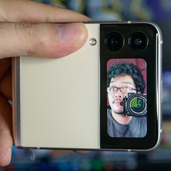 Cover Screen berukuran 1,9 inci di punggung Galaxy Z Flip 3 bisa berfungsi sebagai jendela bidik serupa cermin untuk memotret selfie dengan kamera belakang.