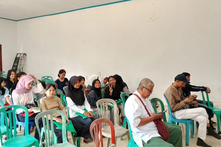 Anak-anak dan perempuan di eks lokalisasi Payo Sigadung tampak antusias mengikuti pelatihan workshop Seloko dan Pantun yang diselenggarakan Komunitas Abdul Muluk Reborn bekerja sama dengan Balai Pelestarian Kebudayaan Wilayah V, Sabtu (11/10/2025)