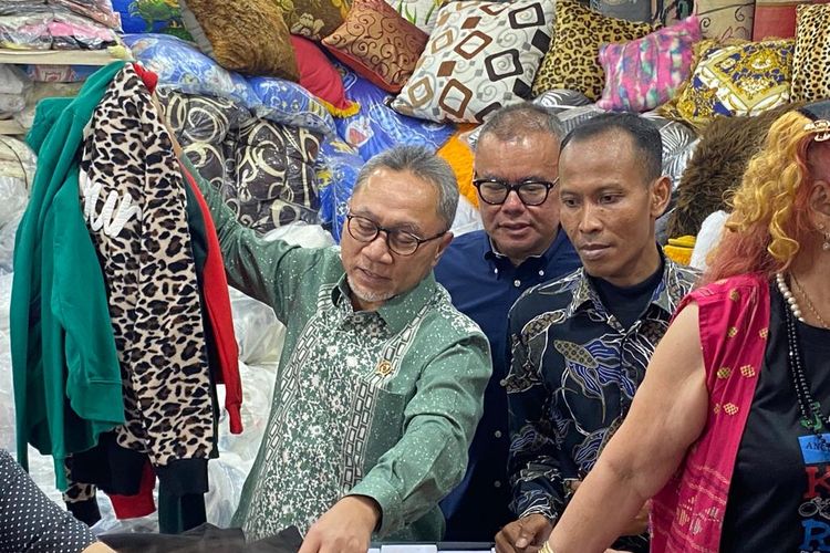 Mendag Zulkifli Hasan berbelanja di ITC Mangga Dua, Pademangan, Jakarta Utara, Rabu (4/10/2023). 