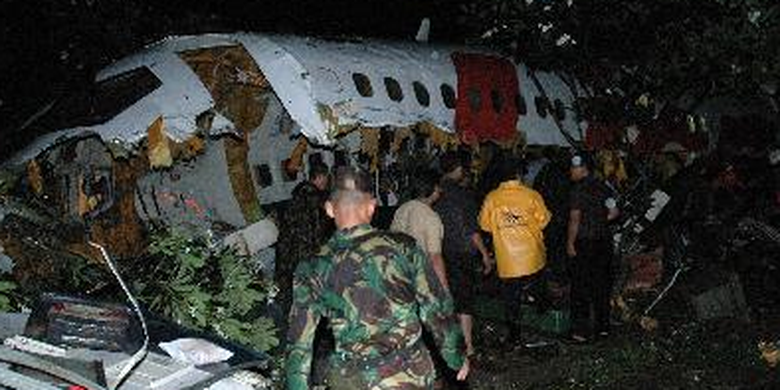 Pesawat Lion Air dengan nomor penerbangan JT 538, Selasa (30/11/2004) pukul 18.15, tergelincir di sebelah barat landasan pacu Bandar Udara Adi Sumarmo, Solo, Jawa Tengah. Dalam kecelakaan ini, sedikitnya 23 orang tewas, termasuk kopilot Steven L dan mantan Ketua Fraksi Kebangkitan Bangsa MPR KH Yusuf Muhammad, serta 61 orang lainnya mengalami luka-luka.