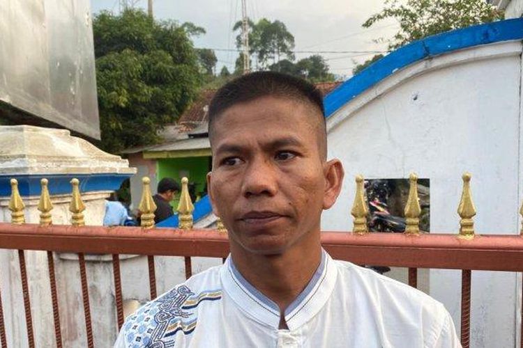 Usman Sugalih (41), salah satu pekerja tambang yang selamat dan juga paman dari salah satu korban yang tertimbun di lubang tambang emas ilegal di Banyumas, Jawa Tengah, Rabu (2/8/2023). 
