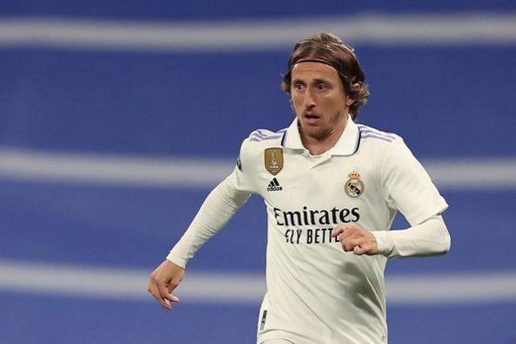 Gelandang Real Madrid Luka Modric saat tampil dalam leg pertama perempat final Liga Champions kontra Chelsea di Stadion Santiago Bernabeu, Spanyol, pada 12 April 2023. Terkini, Luka Modric dikabarkan akan memperbarui kontrak selama satu musim hingga Juni 2024.