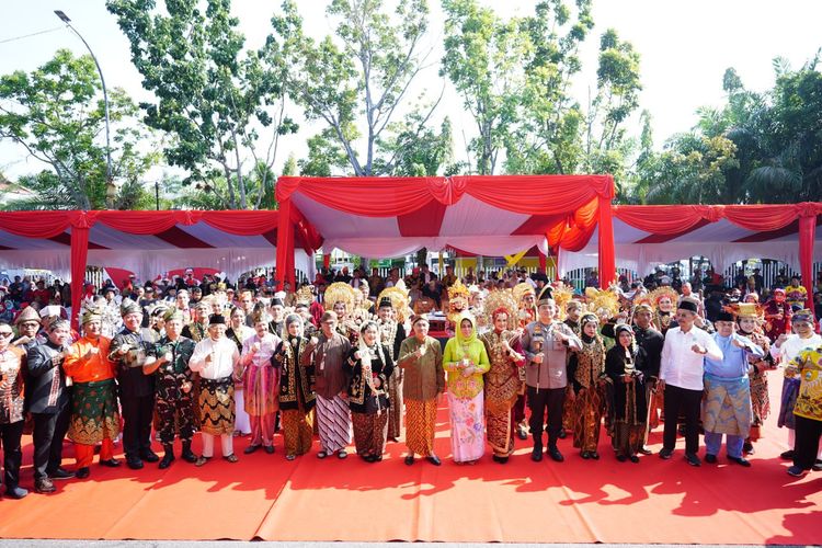 Parade Bhinneka Tunggal diikuti oleh lebih dari 4.000 peserta dari berbagai paguyuban dan organisasi kemasyarakatan (ormas) yang ada di Riau. 