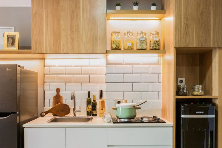 Anda masih bisa memasang kitchen island di dapur apartemen studio dengan desain dan penempatan yang tepat.

