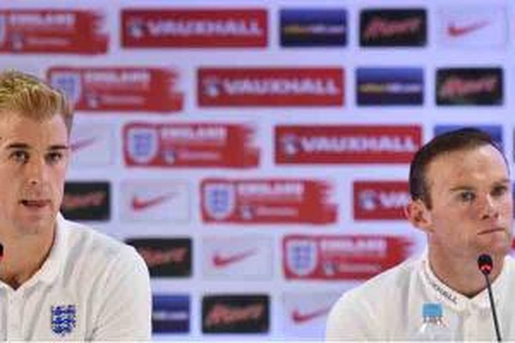 Kiper Inggris, Joe Hart (kiri) dan striker Wayne Rooney, dalam jumpa pers di Urca, Rio de Janeiro, pada 21 Juni 2014.