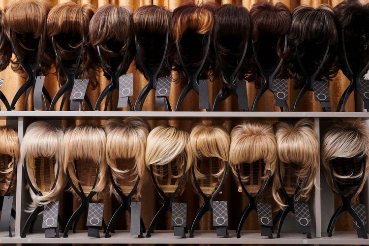 Ilustrasi perbedaan wig rambut asli dengan wig sintetis.