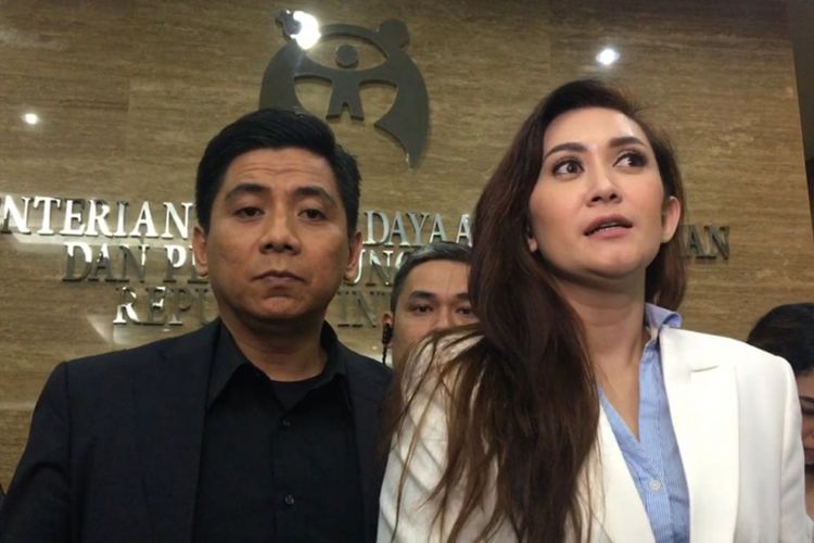 Nafa Urbach dan kuasa hukumnya, Sandy Arifin, dijumpai usai audiensi dengan pihak Kementerian Pemberdayaan Perempuan dan Perlindungan Anak (Kemen PPPA) di kantor Kementerian PPPA, Jakarta Pusat, Senin (21/8/2017).