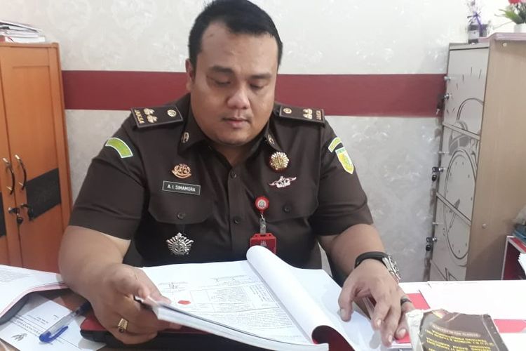 Kepala Seksi Pidana Umum Kejari Pontianak, Antonius Simamora melihat berkas perkara AD (14), siswi SMP korban pengeroyokan geng siswi SMA di Kota Pontianak, Kalimantan Barat, Kamis (25/4/2019)