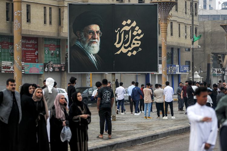 Abaikan Bahaya Perang, Ribuan Warga Iran Tetap Shalat Id di Luar