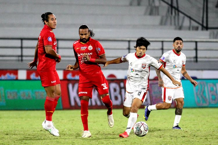 Laga lanjutan Liga 1 antara Persija Jakarta vs Borneo FC di Stadion Kapten I Wayan Dipta, Gianyar, Bali, Kamis (10/3/2022).