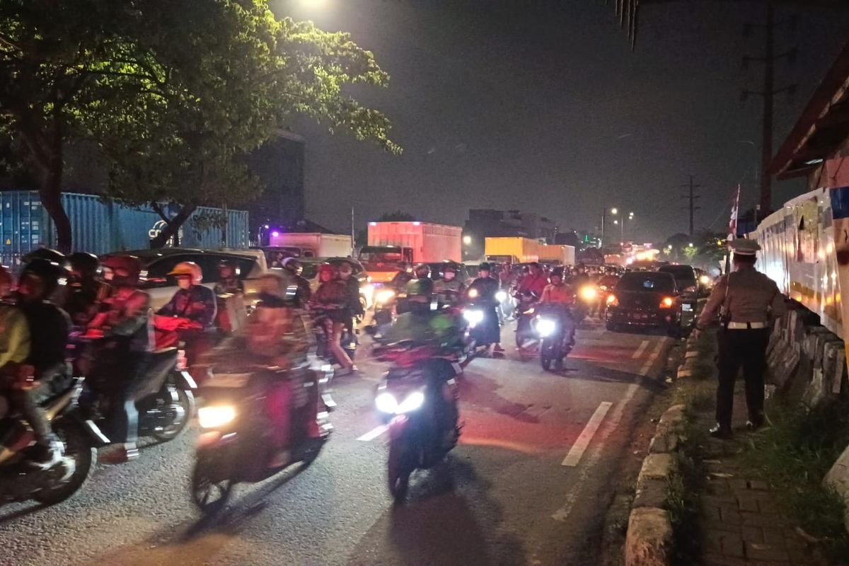 Kondisi Arus Lalu Lintas Jalan Raya Daan Mogot, Kedaung Kali Angke, Cengkareng, Jakarta Barat macet parah akibat lubang jalanan ambles, Senin (13/3/2023)