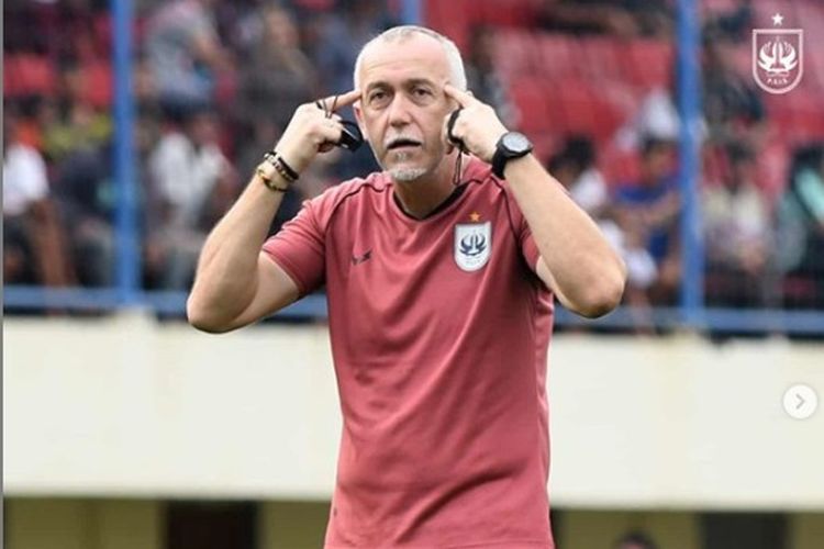 Pelatih PSIS Semarang, Dragan Djukanovic. 