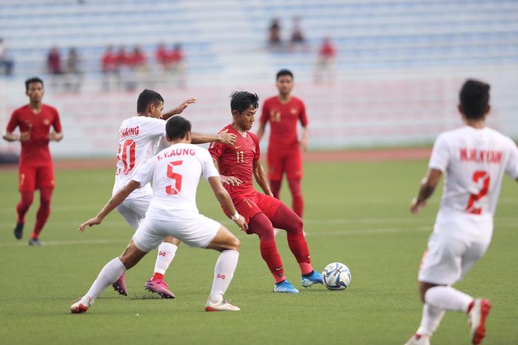 Firza Andhika (tengah) beraksi pada laga semifinal SEA Games 2019 antara timnas U23 Indonesia vs Myanmar di Stadion Rizal Memorial, Filipina, Sabtu 7 Desember 2019.
