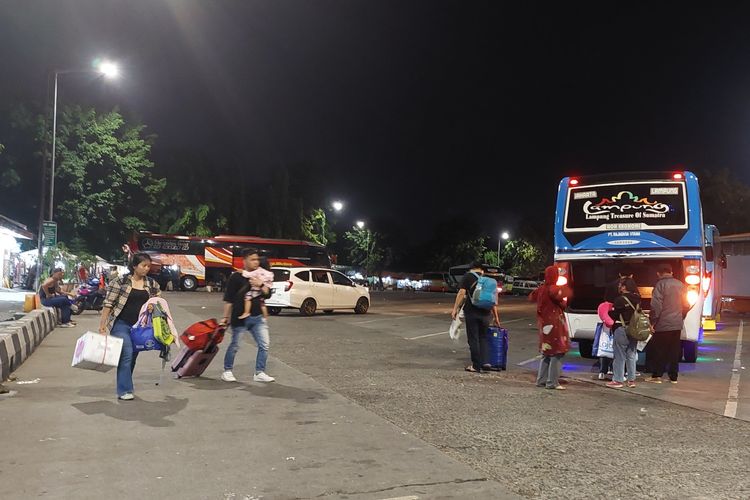Sejumlah penumpang bus antarkota antarprovinsi bertolak dari Terminal Kalideres, Jakarta Barat, pada Senin (9/5/2022) malam.
