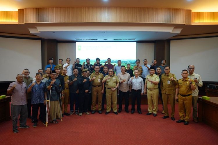 Gubernur Riau (Gubri) Edy Natar Nasution memfasilitasi penyelesaian konflik lahan antara PT Surya Intisari Raya (SIR) dengan warga Okura di Ruang Rapat Melati, Kantor Gubernur Riau, Selasa (6/2/2024).