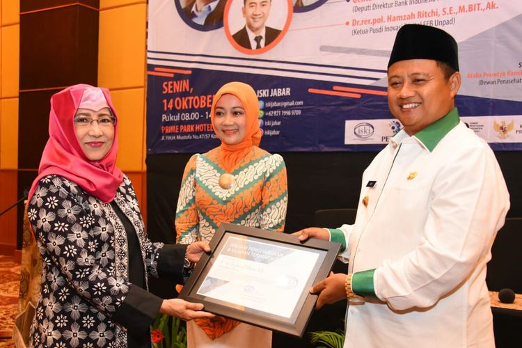 Plh. Gubernur Jawa Barat Uu Ruzhanul Ulum saat menghadiri pelantikan pengurus ISKI Jabar periode 2019-2022 di Hotel Prime Park, Kota Bandung, Senin (14/10/19).