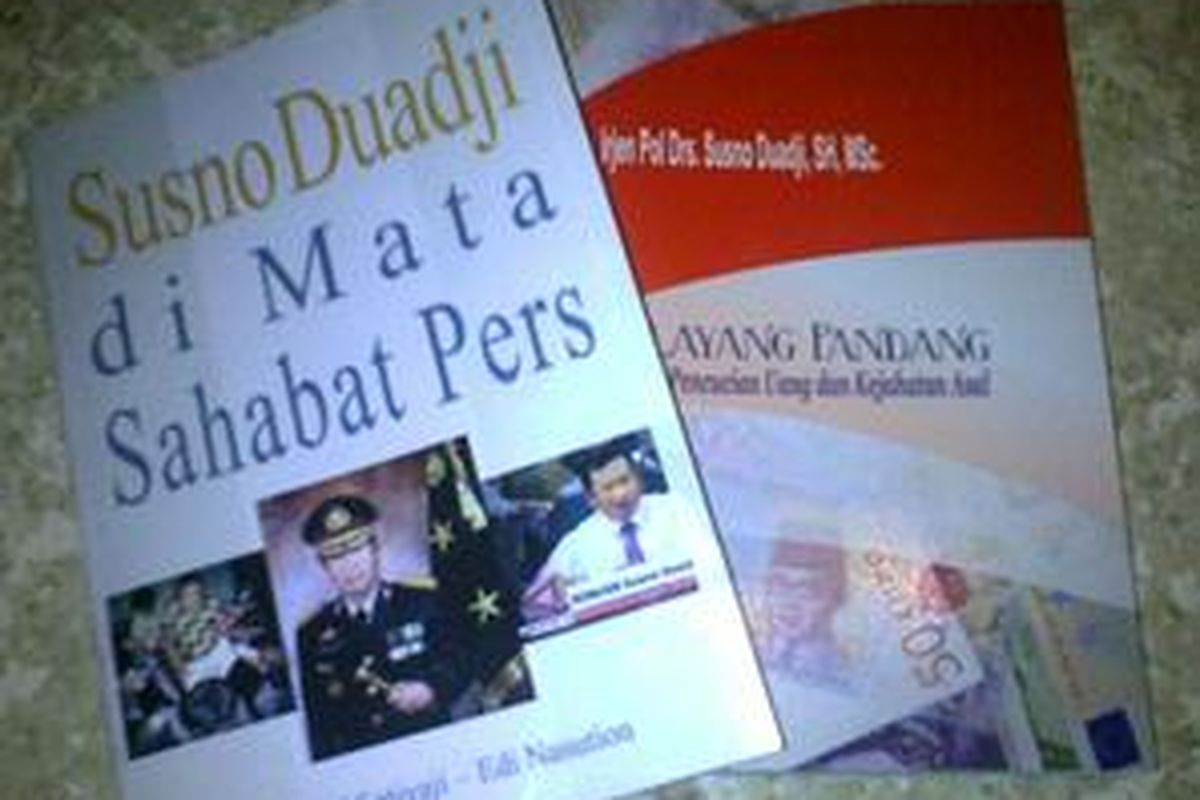 Dua dari tiga buku yang dibagikan Susno Duadji di Gedung DPR, Jakarta, Rabu (20/1/2010)