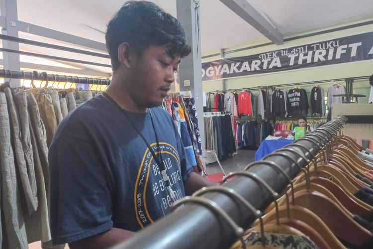 Miftakhu Khafid (26), pemuda asal Kecamatan Bener Kabupaten Purworejo, Jawa Tengah ini berhasil meraup omzet hingga belasan juta rupiah dari bisnis pakaian bekas. UMKM Jawa Tengah, UMKM Purworejo, pakaian bekas, sweater bekas, thrifting