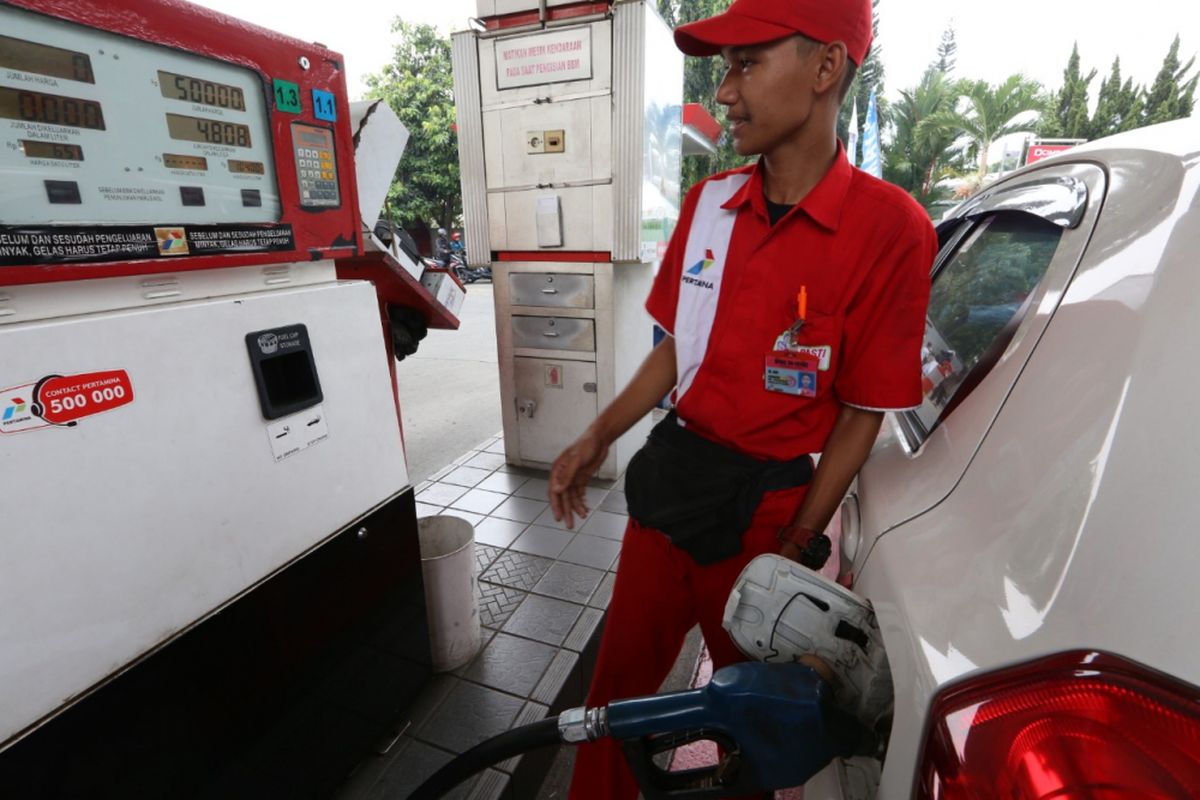 Seorang petugas sedang mengisi bahan bakar jenis Pertamax di SPBU  34-16102 di Jalan Raya Pajajaran, Bogor Utara, Kota Bogor, Rabu (10/10/2018).