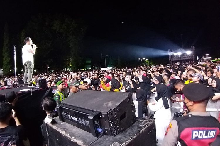 Belasan ribu penonton memadati Alun-Alun Giri Krida Bakti untuk menonton konser gratis band Noah dalam rangka memeriahkan HUT ke-282 Kabupaten Wonogiri, Jawa Tengah, Rabu (17/5/2023) .