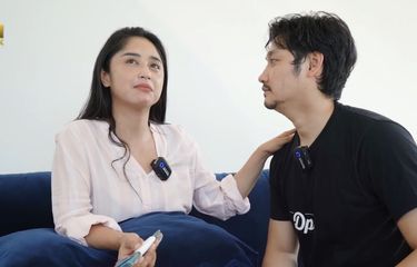 Dewi Perssik dan Angga Wijaya tengah berbincang. (Bidikan layar YouTube Dewi Perssik). 