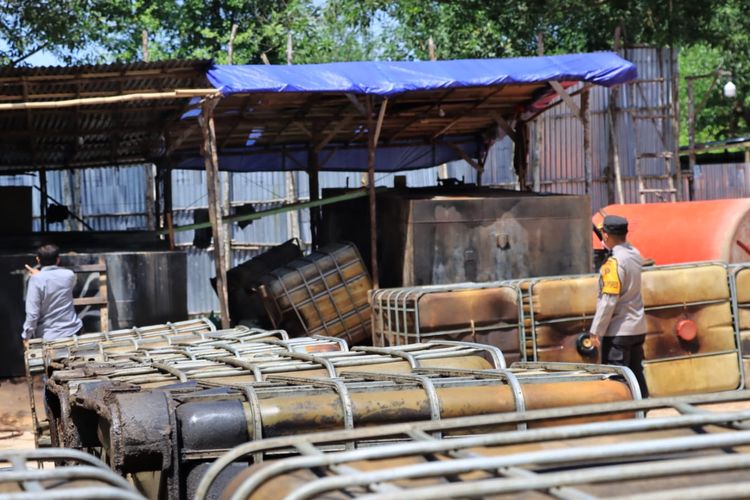 Polisi mengamankan 23 gudang minyak diduga ilegal di seluruh daerah di Jambi pasca kasus kebakaran gudang minyak ilegal di Jalan Lingkar Barat, Kecamatan Alam Barajo, Kota Jambi