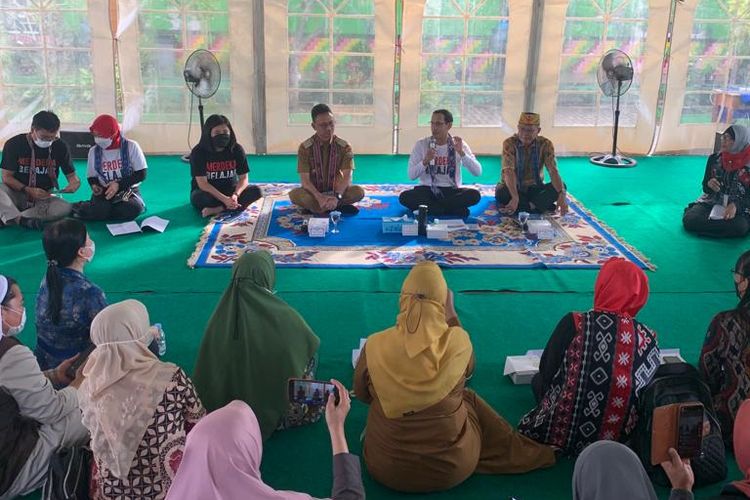 Menteri Pendidikan, Kebudayaan, Riset, dan Teknologi (Mendikbud Ristek) Nadiem Makarim saat berdialog dengan 66 Kepala Sekolah Penggerak di SDN 28 Pontianak Utara, Senin (25/10/2022).