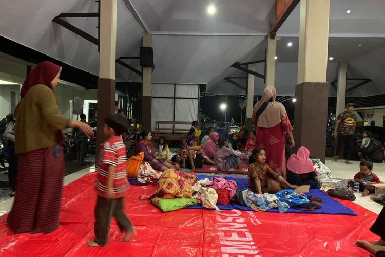 Kondisi pengungsian di Balai Desa Jarit