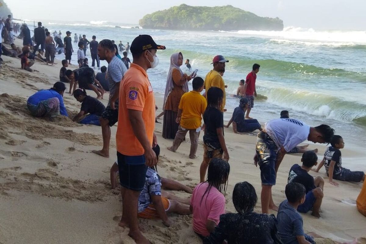 Petugas SAR Satlinmas Wilayah II Gunungkidul melakukan pemantauan pengunjung Minggu (15/5/2022)