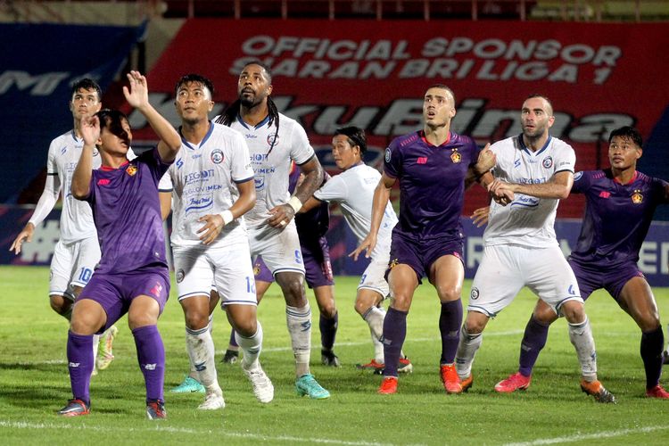 Pemain Persik Kediri dan Arema FC bersiap menymabut tendangan penjuru pada pekan keduabelas Liga 1 2021-2022 yang berakhir dengan skor 2-3 di Stadion Sultan Agung Bantul, Jumat (19/11/2021) malam.