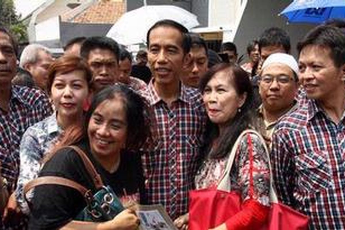 Calon gubernur DKI Jakarta, Joko Widodo atau yang akrab disapa Jokowi (tengah), mengunjungi warga di Pal Batu Menteng Dalam, Jakarta Selatan, Jumat (14/9/2012). Kunjungan Jokowi ke Menteng Dalam untuk berkampanye pada putaran kedua Pilkada DKI Jakarta yang dilaksanakan tiga hari sejak 14 hingga 16 September.
