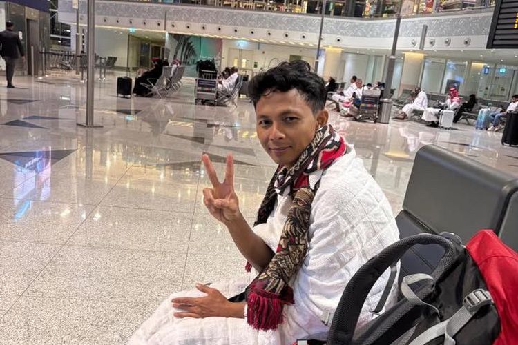 M. Ridho Ilyas menempuh perjalanan dengan cara berbeda, suporter asal Banyuwangi ini memilih solo trip dengan niat utama umrah dan kemudian menonton laga Timnas.