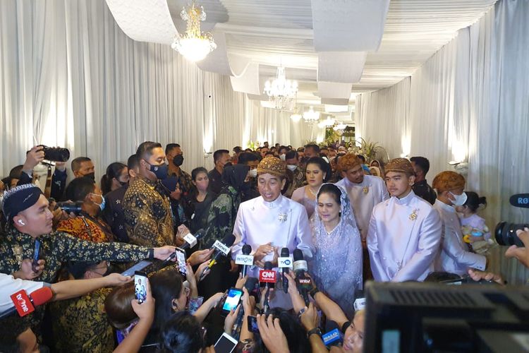 Presiden Jokowi bersama Ibu Negara Iriana Jokowi dan Kaesang Pangarep seusai prosesi midodareni, di kediaman Erina Gudono, Jumat (9/12/2022).