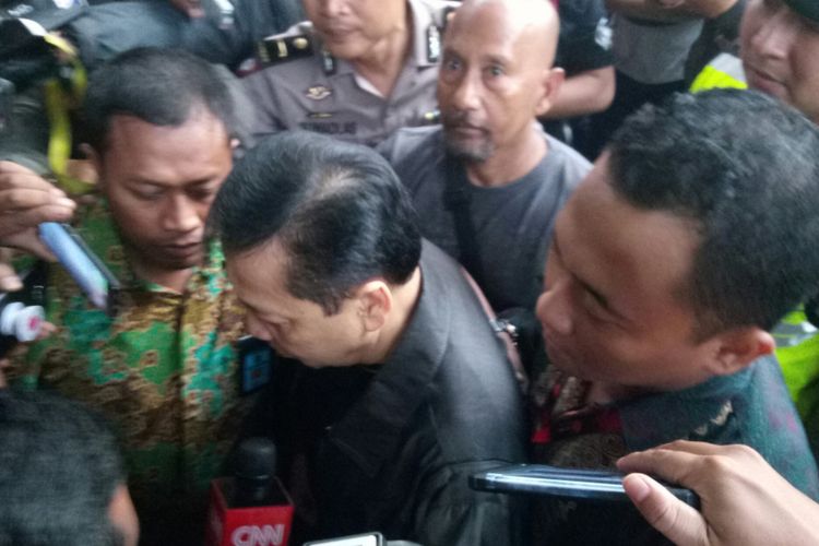 Terpidana kasus E-KTP, Setya Novanto tengah berjalan masuk ke Lapas Sukamiskin.